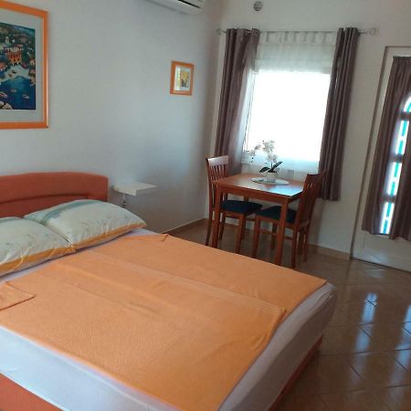 Apartments Vila Ana Vir Bagian luar foto
