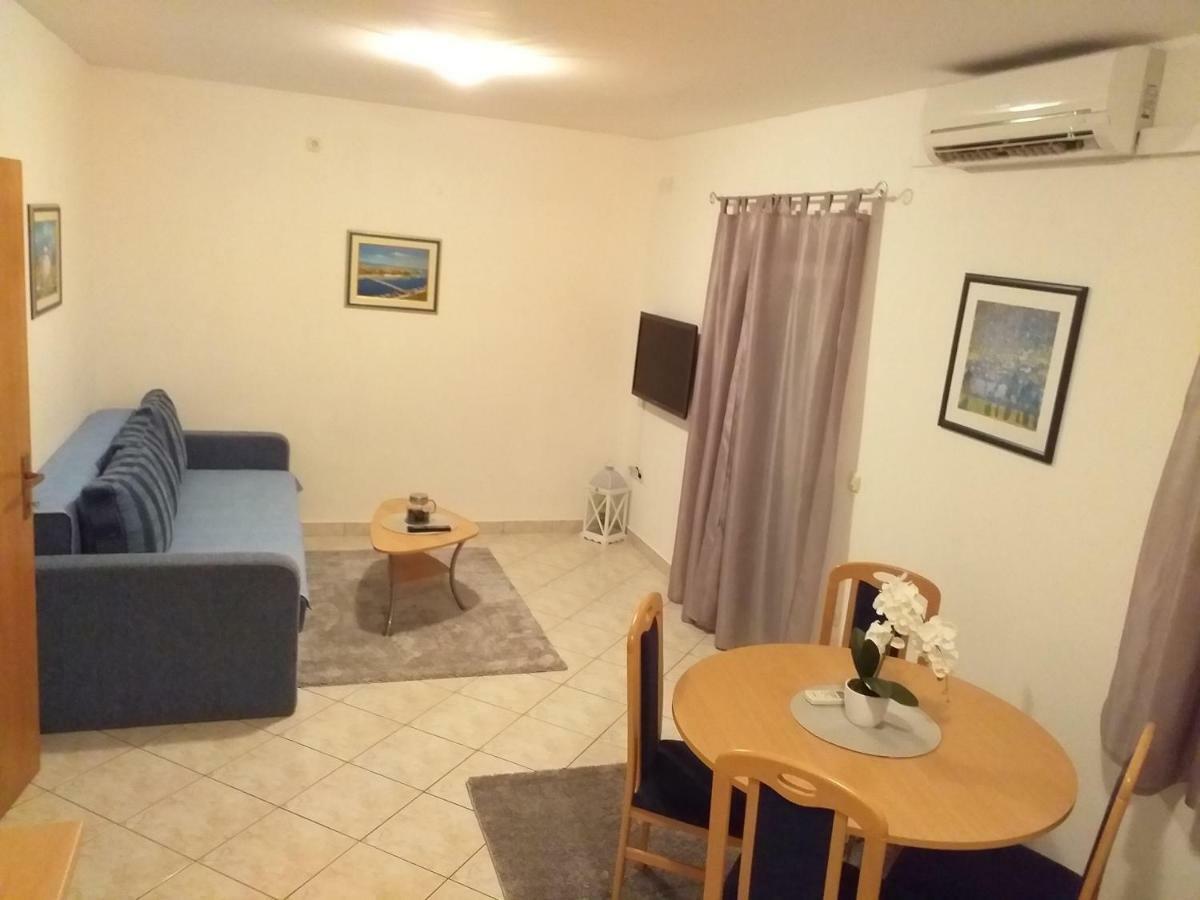 Apartments Vila Ana Vir Bagian luar foto