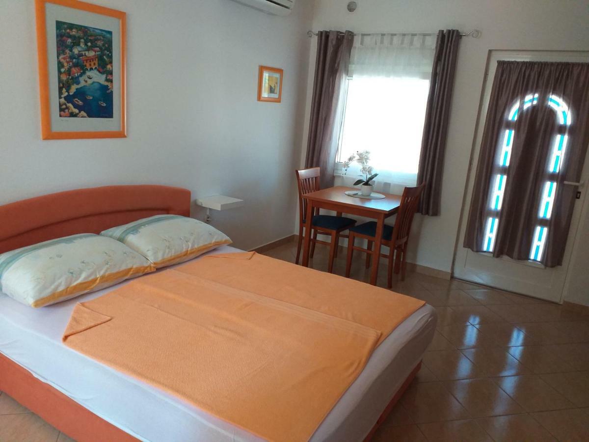 Apartments Vila Ana Vir Bagian luar foto